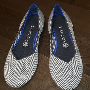 Like New- grey and white chevron flats
